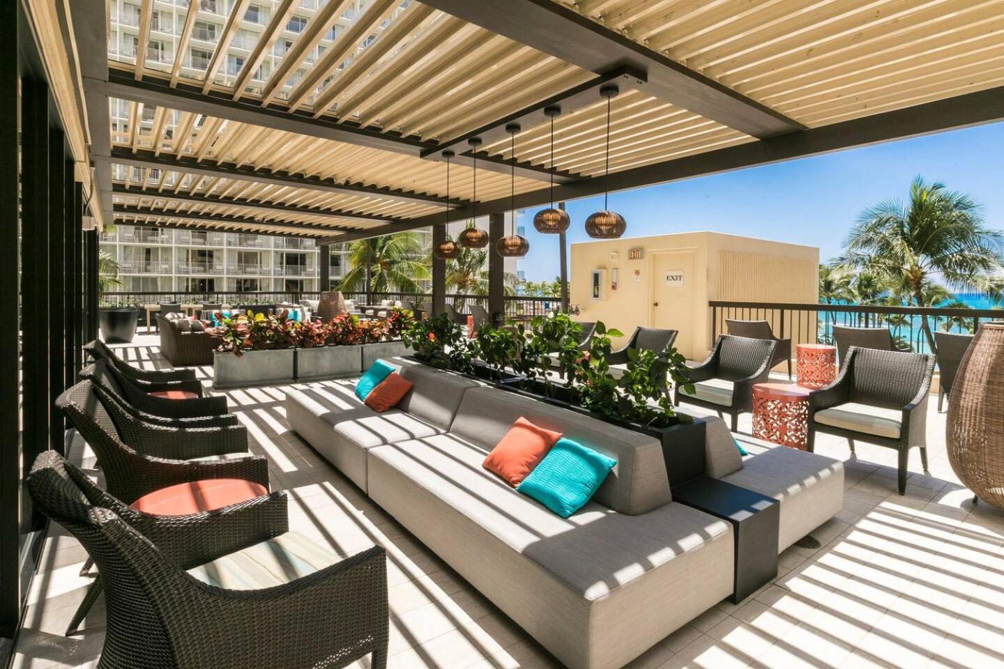 Luxury Oceanfront 2 Bedroom Apartment At Waikiki Beach Tower Гонолулу Экстерьер фото