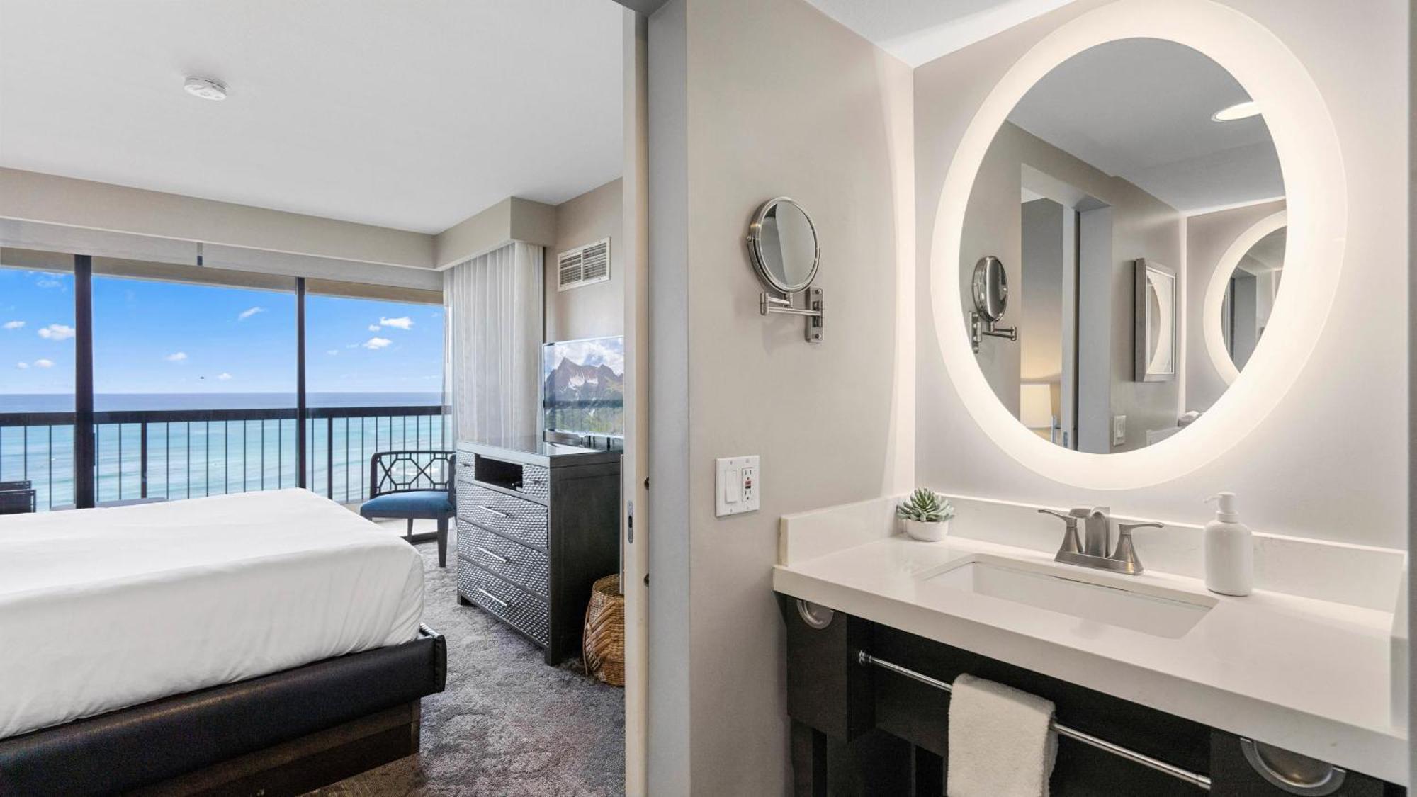 Luxury Oceanfront 2 Bedroom Apartment At Waikiki Beach Tower Гонолулу Экстерьер фото
