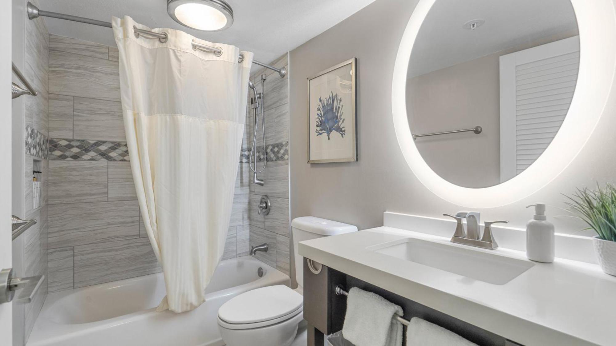 Luxury Oceanfront 2 Bedroom Apartment At Waikiki Beach Tower Гонолулу Экстерьер фото