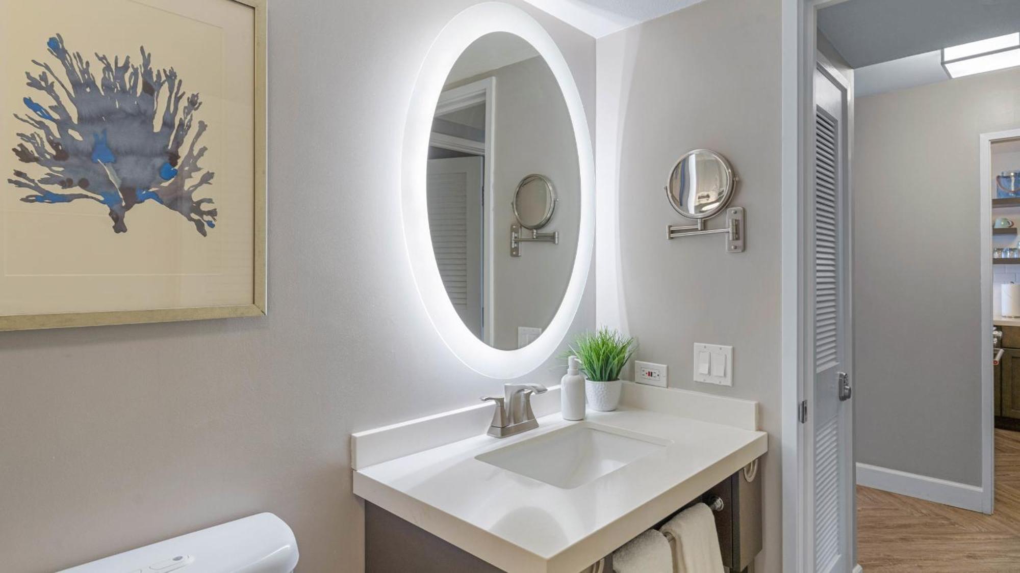 Luxury Oceanfront 2 Bedroom Apartment At Waikiki Beach Tower Гонолулу Экстерьер фото